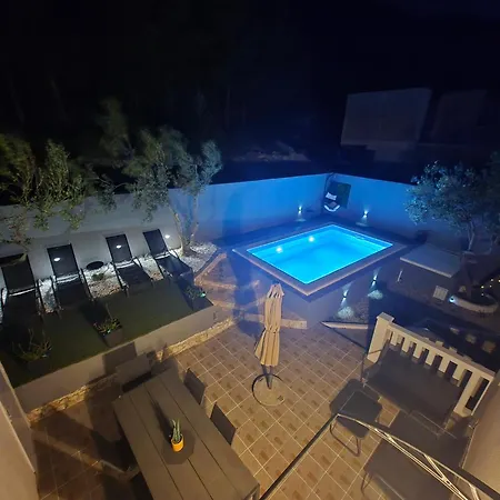 Luxury Duce With Private Pool Apartman *