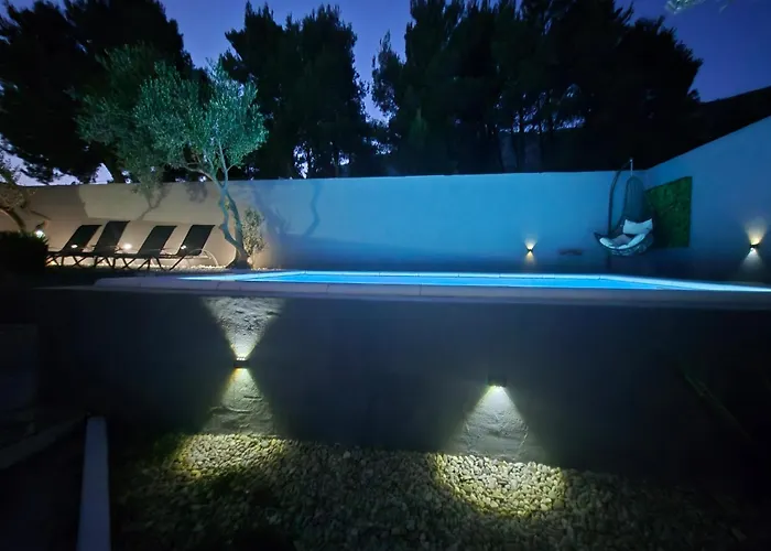 Luxury Duce With Private Pool Apartment *